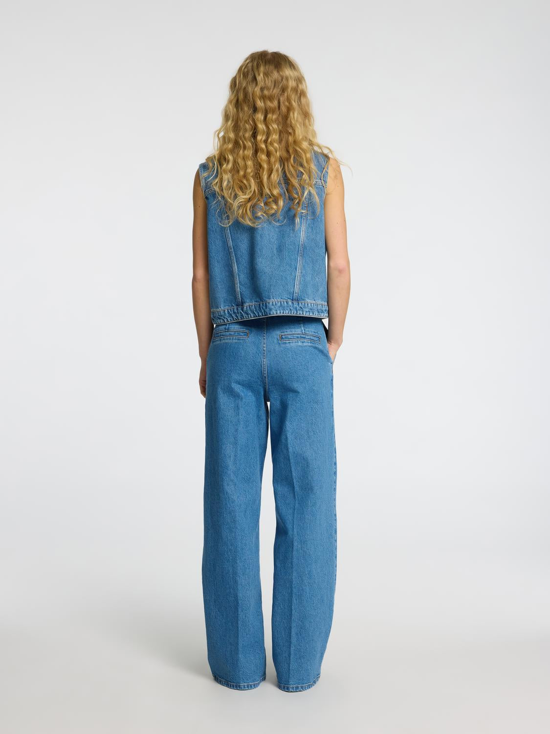 model_shot-back